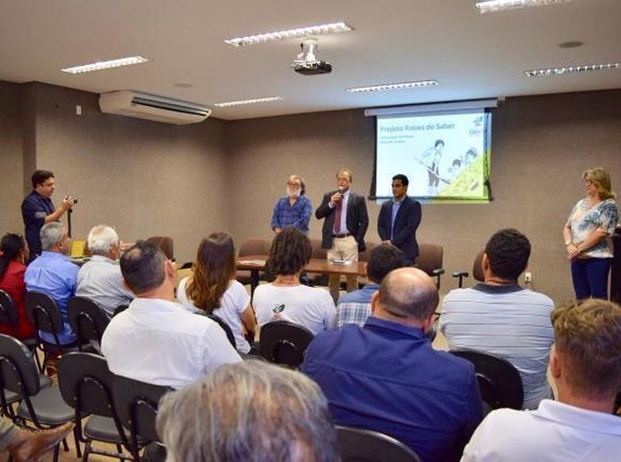 Assembleia sedia lançamento de coletânea do projeto Raízes do Saber