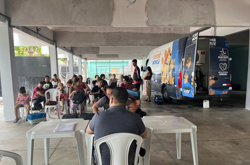 Castramóvel promove castrações de animais comunitários em Guaxuma