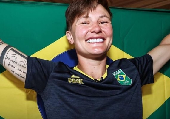 Porta-bandeira do Brasil, Raquel Kochhan teve câncer de mama e dividiu rotina na web até recuperação: 'Importância do autocuidado'