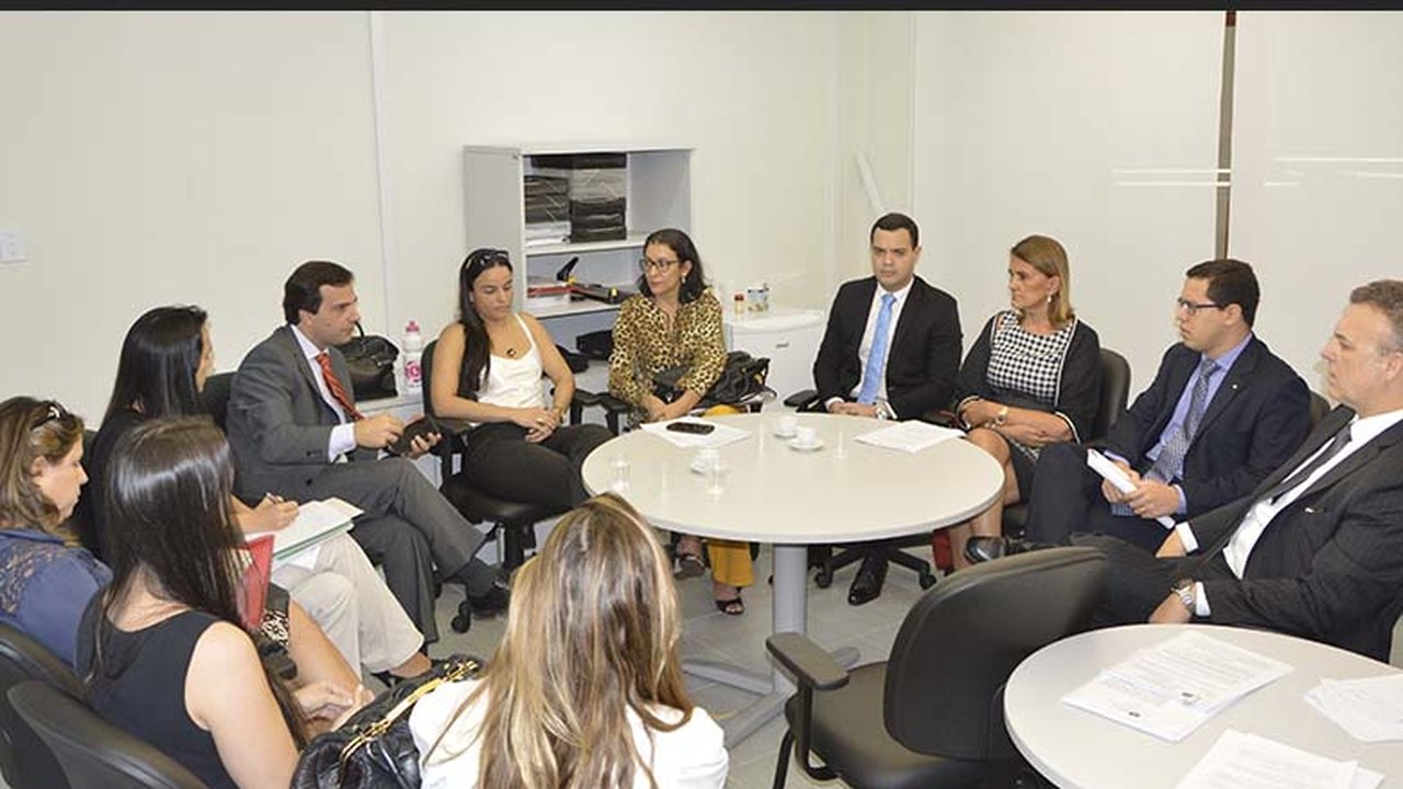 Defensores, representantes do Poder Executivo e magistrado discutem judicialização da saúde