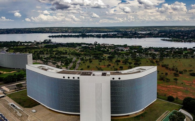 Presidente Lula nomeia duas mulheres para compor STJ e TSE