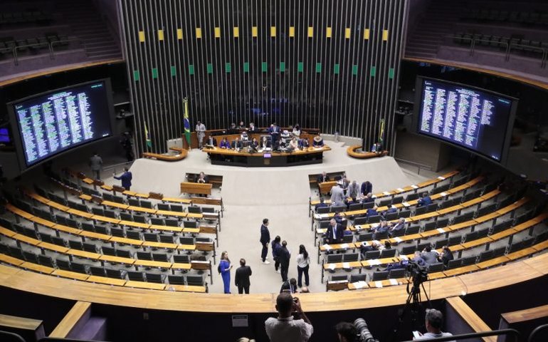 Mesa da Câmara envia ao Conselho de Ética pedido de suspensão de três deputados