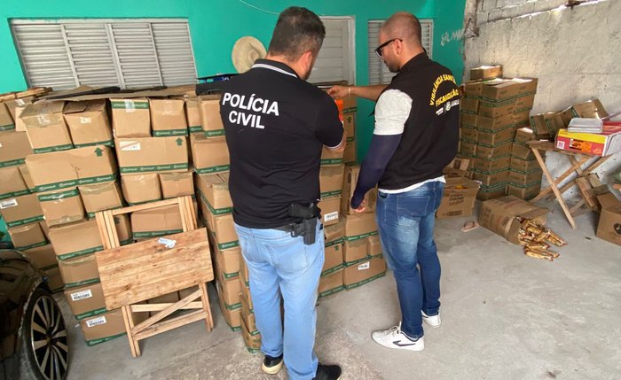 Polícia Civil realizando apreensão de alimentos adulterados