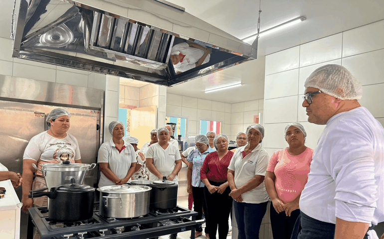 Merendeiras da SEMED Penedo participam de capacitação do Senac e do Sebrae