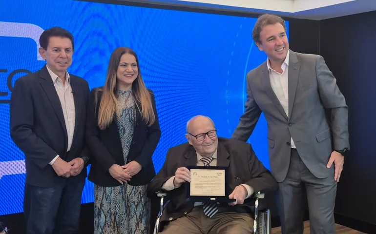 Professor e jurista Ives Gandra Martins foi homenageado na estreia do talk show jurídico 'Direito ao Ponto' da EPD