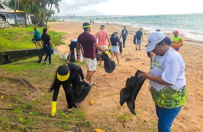 Projeto da Uninassau realiza limpeza na praia da Ponta Verde