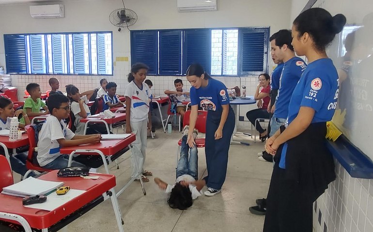Projeto Samu nas Escolas leva educação em saúde e combate a trotes ao bairro de Ponta Grossa