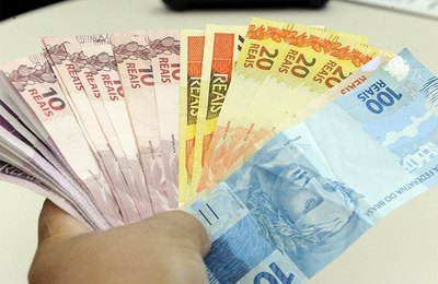 Projeto enviado por Bolsonaro ao Congresso estima salário mínimo para 2023 em R$ 1.294