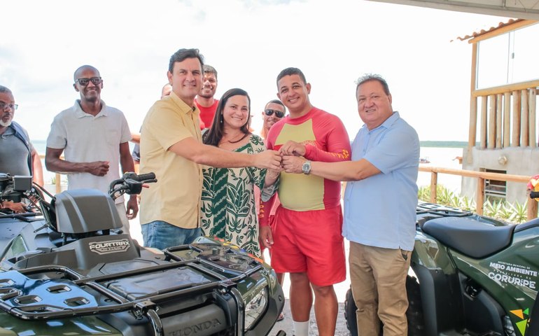 Prefeito Marcelo Beltrão entrega quadriciclos para reforçar fiscalização ambiental e o trabalho dos guarda-vidas em Coruripe