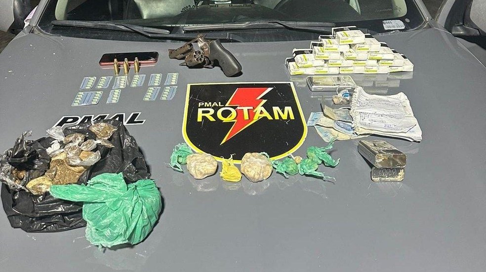 Polícia apreende armas e mais de 400g de drogas em ações nos bairros Chã da Jaqueira e Jacintinho, em Maceió