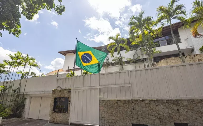 Brasil decide abandonar custódia de embaixada argentina na Venezuela