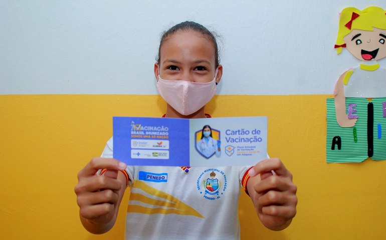 Prefeitura de Penedo leva vacina contra Covid-19 para escolas da zona rural