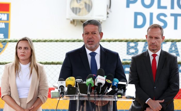 Entre Celina Leão e Ricardo Cappelli, Lira discursa no batalhão da PM