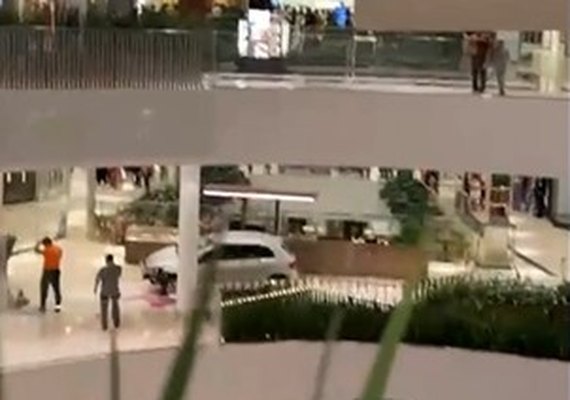 Carro invade shopping em Goiânia, atravessa corredor com clientes e destrói quiosque