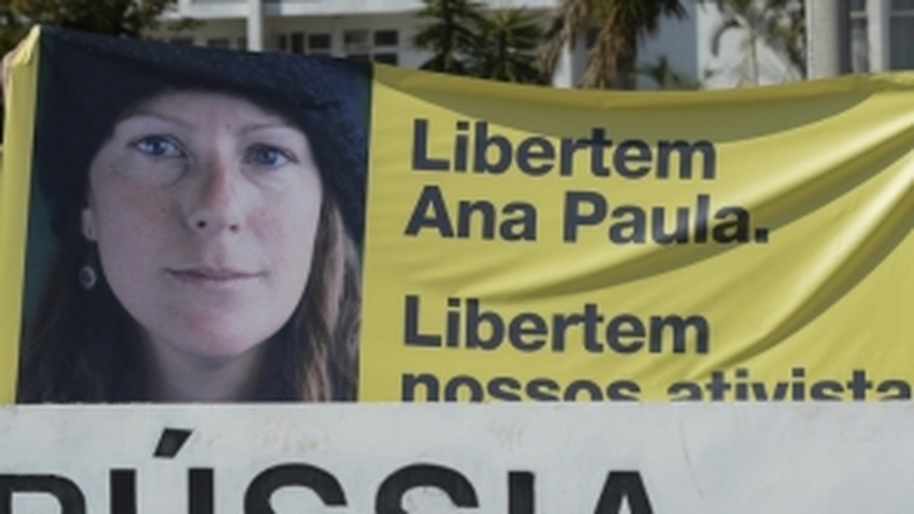 Ativista brasileira do Greenpeace já pode voltar para casa