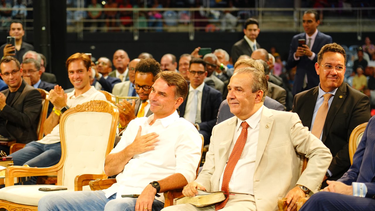 Flávio Bolsonaro discute propostas com prefeitos na capital paulista