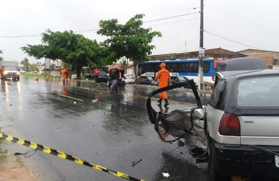 Acidente deixa trânsito lento na principal via da Santa Amélia