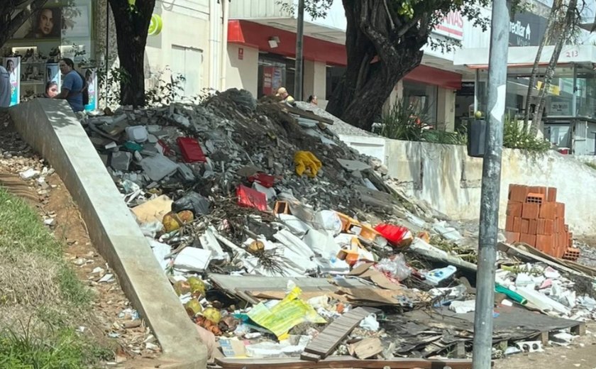 Comerciantes denunciam lixo e entulhos na Praça Manoel André; Prefeitura promete ação de limpeza