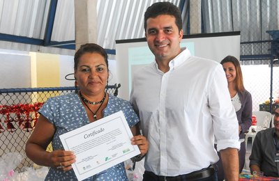 Prefeito participa de conclusão do projeto Construindo com Mulheres