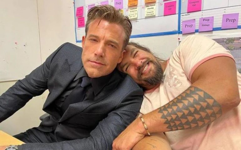 Jason Momoa posa ao lado de Ben Affleck nos bastidores de &#8216;Aquaman 2&#8217;
