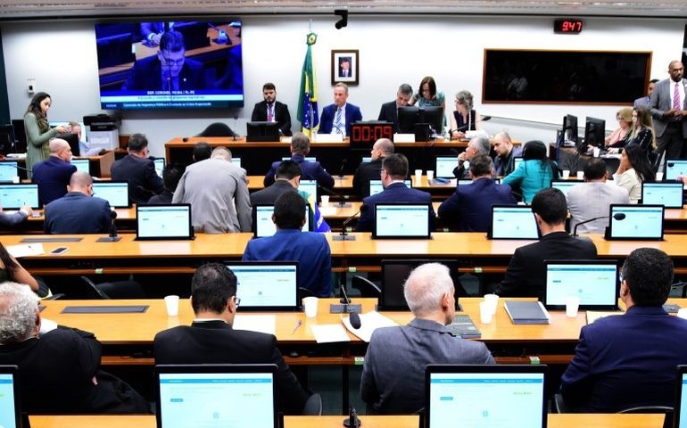 Comissão aprova convocação de chefe do GSI e aliados pedem que ele deixe o cargo
