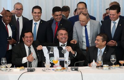 Severino Pessoa presenteia Jair Bolsonaro com camisa do ASA   
