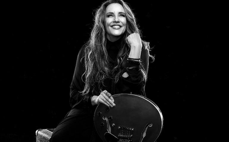 Ana Carolina lança álbum inédito e dá início à turnê de 25 anos de carreira