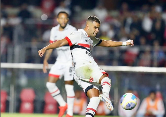 São Paulo supera Red Bull Bragantino e se aproxima dos líderes do Brasileirão