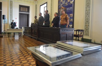 Secretário de Segurança recebe a Comenda Policial Civil Anderson de Lima Silva  