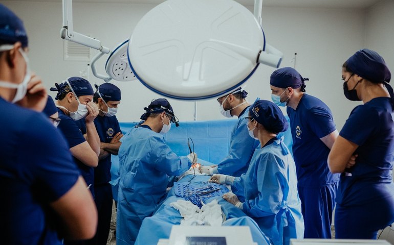 Cirurgia de mama com cicatriz reduzida traz maior segurança às mulheres no verão