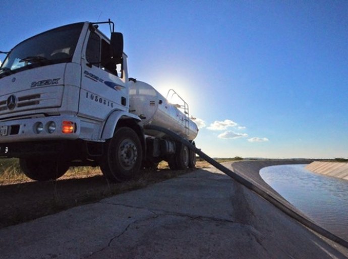 Casal faz limpeza no aqueduto Catolé-Cardoso para melhorar fluxo de água