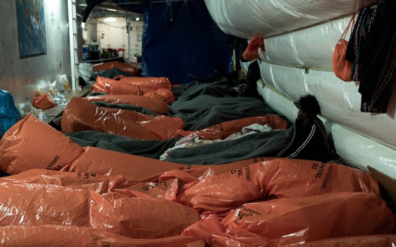 Itália impede que 35 imigrantes desembarquem de navio de resgate