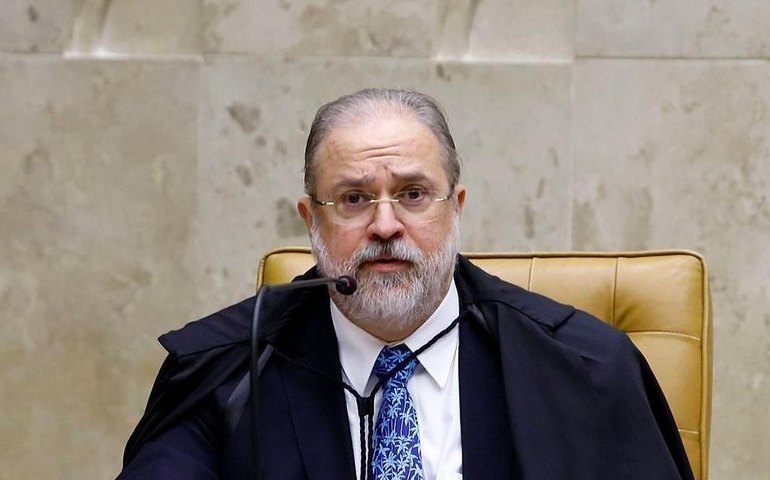 Falta de ação de Aras contra presidente é criticada por procuradores