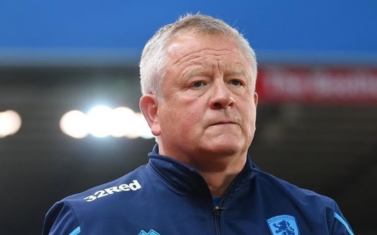 Técnico do lanterna da Premier League é multado após criticar assistente de arbitragem por comer sanduíche 