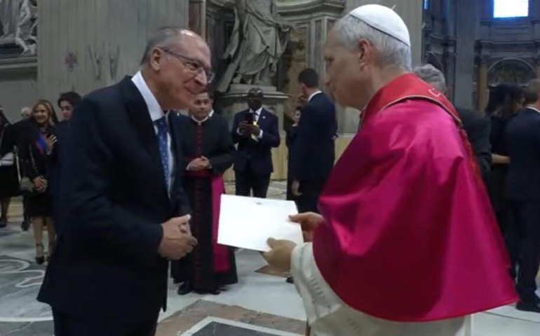 Alckmin entrega ao Papa Leão XIV convite de Lula para participar da COP30 no Brasil
