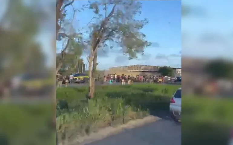 Manifestantes bloqueiam rodovia em Rio Largo em protesto pela morte de ciclista