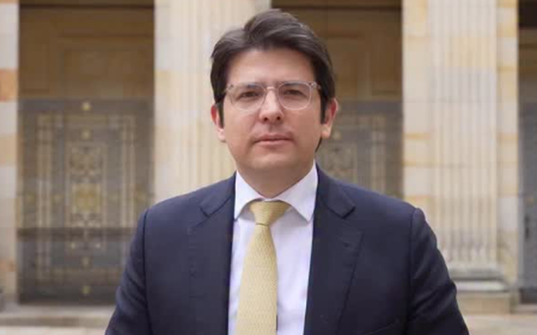 Após atentado, pré-candidato à presidência da Colômbia segue na UTI