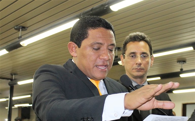 Cidadãos começam a questionar &#8220;farra jurídica&#8221; de Julio Cezar