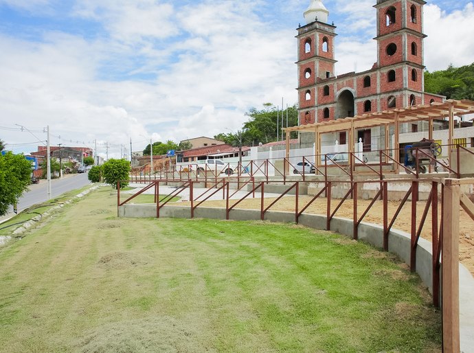 Reforma da Praça da Igreja Nossa Senhora Assunta ao Céu, em Pindorama, segue avançando