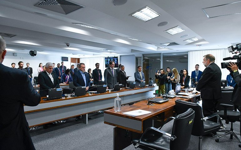 Um dia após mortes no Paraná, comissão aprova diretrizes para a segurança escolar