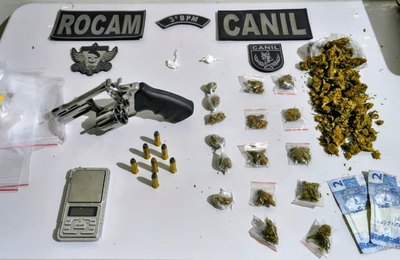 Denúncias levam Polícia Militar a apreender armas de fogo e mais de 3 Kg de drogas em Arapiraca