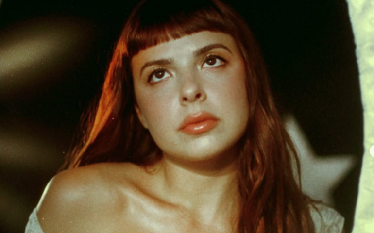 Julia Mestre leva turnê do álbum Maravilhosamente Bem a capitais brasileiras