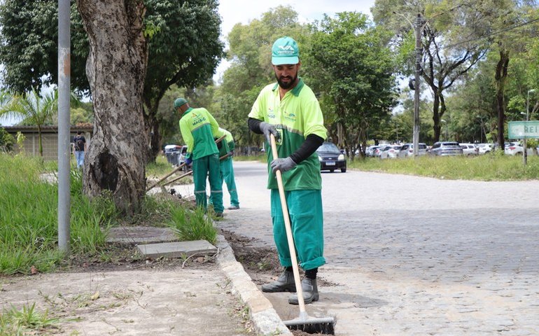 Campus recebe mutirão de limpeza em parceria com a Prefeitura de Maceió