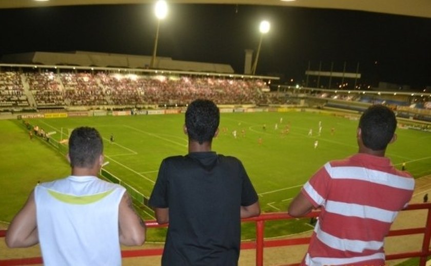 Adolescentes em conflito com a lei assistem jogo no Estádio Rei Pelé