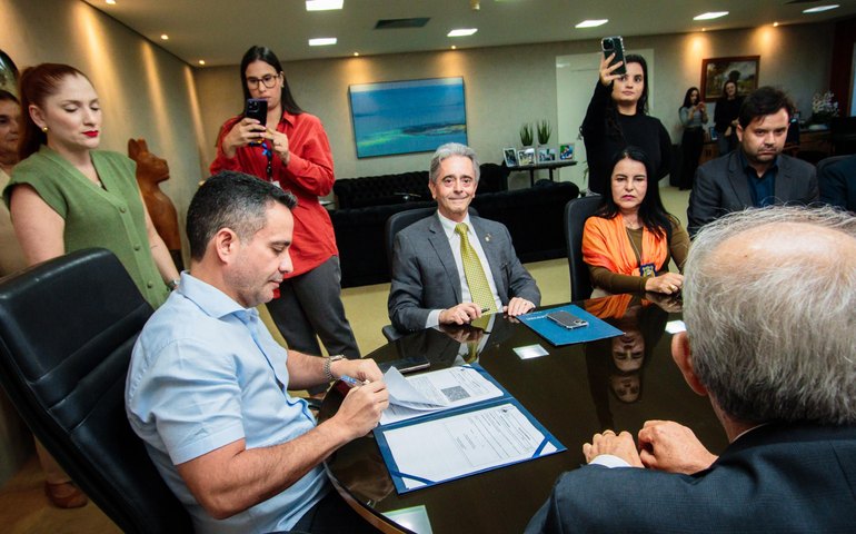 Governador assina acordo que permite emissão da Carteira de Identidade pelos cartórios