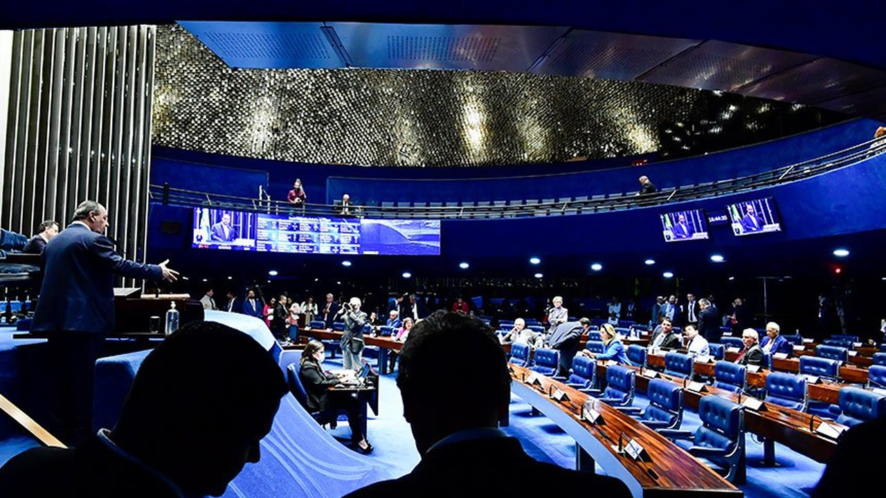 Senadores comentam operação da PF que prendeu ajudante de ordens de Bolsonaro