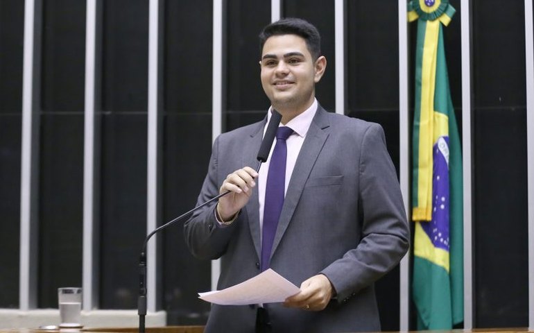 Projeto reduz idade mínima para exercer profissão de mototaxista