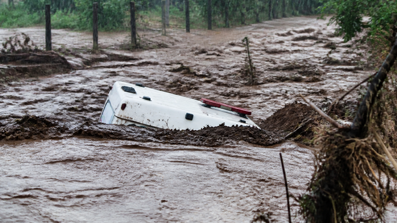 Ambulância é arrastada por enxurrada e fica submersa no interior da Bahia