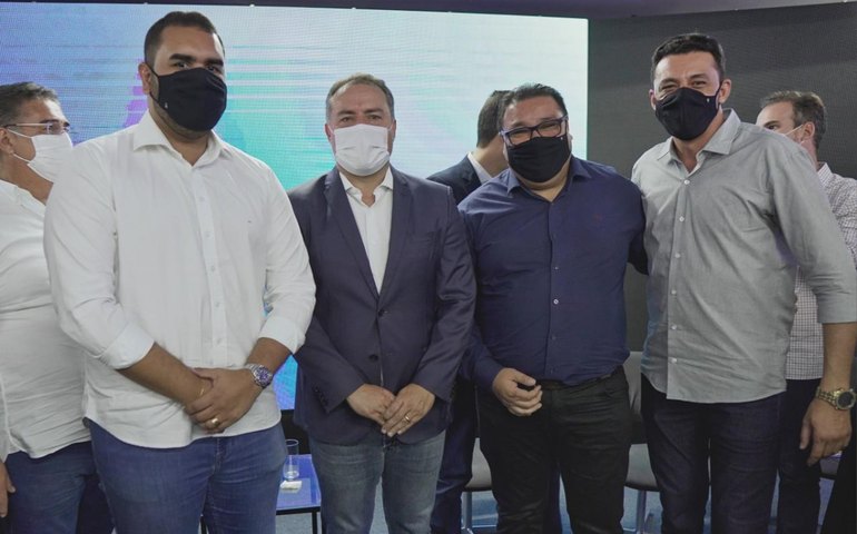 Prefeito de Piranhas assina termo de adesão do Programa Escola 10