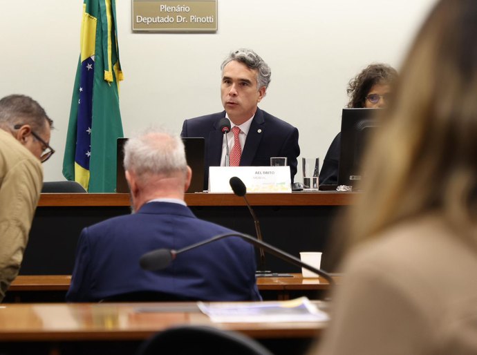 Rafael Brito defende urgência na votação de projetos que protegem crianças de abusos na internet